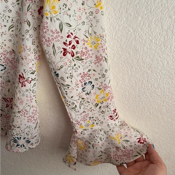 💥Very J  Ruffle Floral Print Bell Sleeve Blouse Multicolor M - Picture 5 of 9